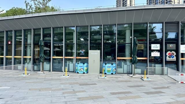 施行一周“升级版”游园带来哪些“乐与痛”?开元棋牌app遛狗、帐篷……上海公园新规(图8) 施行一周“升级版”游园带来哪些“乐与痛”?开元棋牌app遛狗、帐篷……上海公园新规(图8)